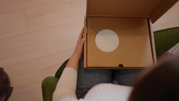 Perancang Wanita Membuka Kotak Atau Paket Untuk Memeriksa Kemasan Produk — Stok Video