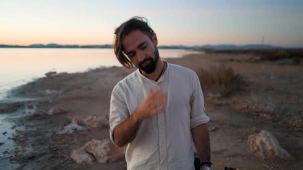 Spanish Hipster Man Guitar Walking Torrevieja Pink Lake Sunset Alicante — стокове відео