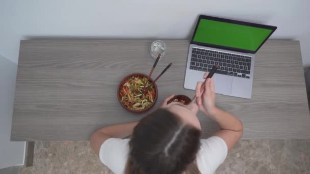 Вид Зверху Жінка Їсть Обід Столі Перед Ноутбуком Зеленим Екраном — стокове відео