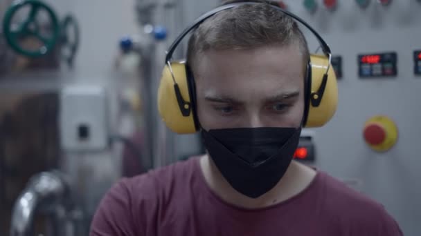 Homem Caucasiano Trabalhar Fábrica Cerveja Usar Muff Máscara Facial Para — Vídeo de Stock