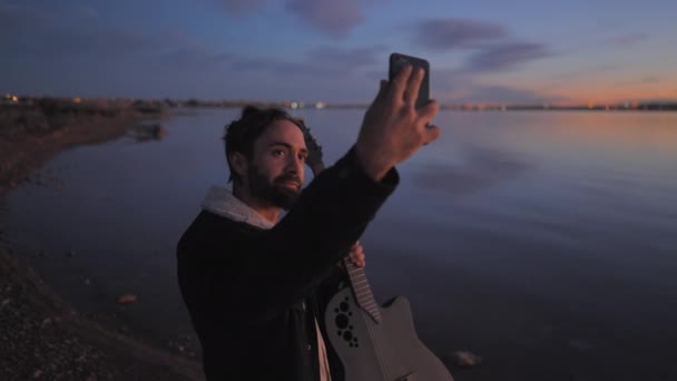 Guitarrista Barbudo Español Tomar Una Foto Selfie Con Guitarra Atardecer — Vídeo de stock