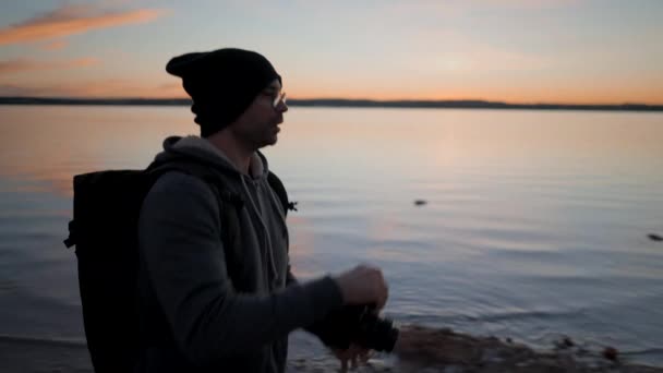 摄影师和男模轮廓在湖岸拍摄彩色落日 慢镜头 水平4K视频 — 图库视频影像