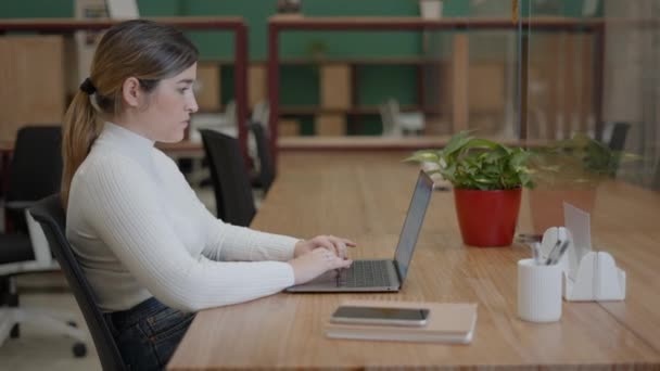 オープンオフィスで作業中にラップトップを使用している女性起業家の肖像画 コピースペース スライドショット 水平4Kビデオ — ストック動画