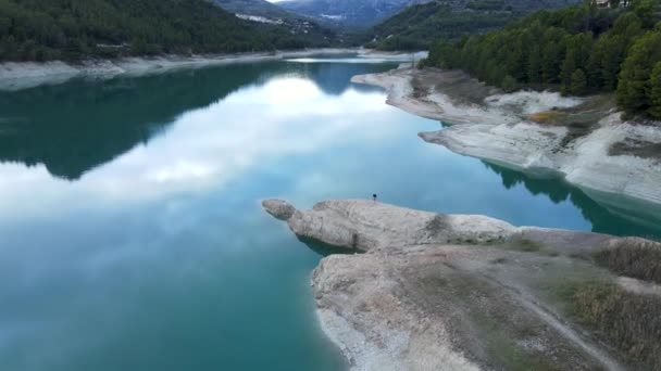 Sinking Aerial Distant Person Rocky Shore Lake Guadalest Horizontal Video — Vídeo de Stock