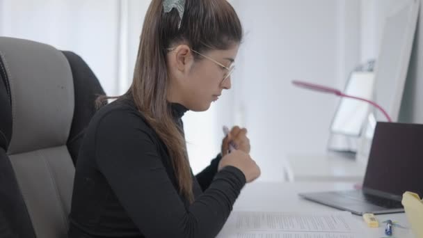 Młody Student Kolumbijskiego Uniwersytetu Studiujący Domu Dziewczyna Siedzi Krześle Zaznacza — Wideo stockowe