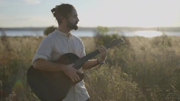 Кавказький Чоловік Гітарою Грає Акорди Робить Нову Пісню Стоїть Сільській — стокове відео