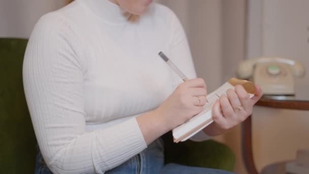 Κοντινό Πλάνο Χέρια Γυναικών Γράφοντας Σημειώσεις Ένα Σημειωματάριο Οριζόντια Βίντεο — Αρχείο Βίντεο