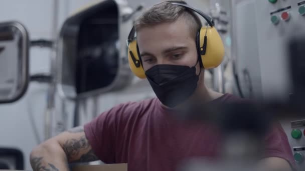 Young Worker Noise Reduction Ear Muff Facemask Filling Box Canned — Stockvideo