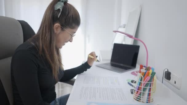 Eine Junge Studentin Der Kolumbianischen Universität Sitzt Einem Tisch Und — Stockvideo