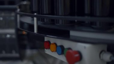 Bira fabrikasındaki konserve makinesinin konserve kutusuna boş siyah bira kutuları. - Eğik - 4K Yatay video