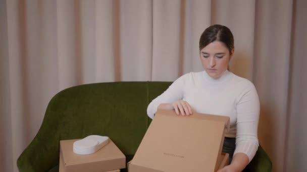 Πωλητής Εμπορικά Προϊόντα Συσκευασίας Κουτιά Από Χαρτόνι Προετοιμάζει Δέματα Για — Αρχείο Βίντεο