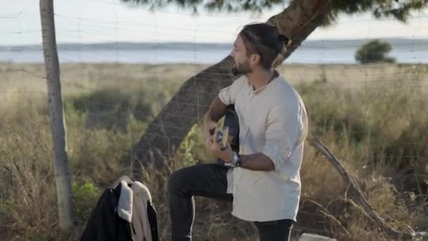 Músico Rua Tocando Guitarra Acústica Cantar Música Estrada Rural Com — Vídeo de Stock