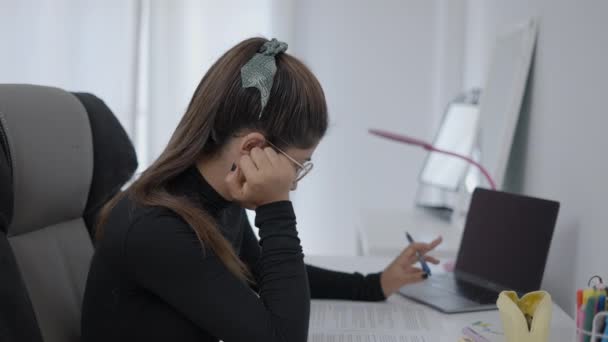 Young Colombian Universitary Student Studying Home Girl Sitting Table Reading — Wideo stockowe