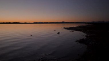  Torrevieja Pembe göl kıyısı altın gün batımında, Alicante, İspanya - solda - yatay 4K video