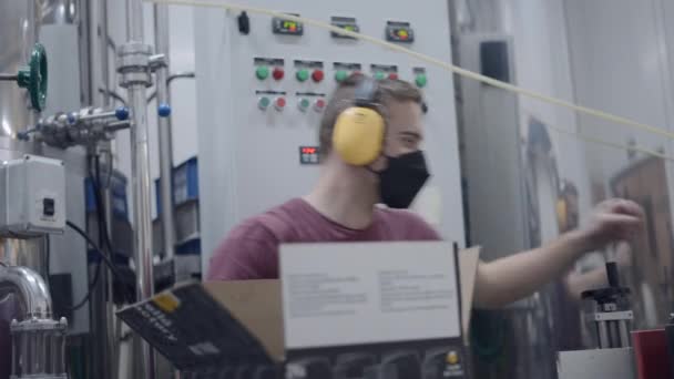 Factory Worker Putting Canned Beer Boxes Medium Shot Horizontal Video — Stok video