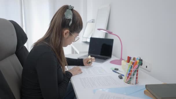 Çalışma Masasında Oturan Çalışma Malzemelerini Vurgulayan Genç Bir Kız Kolombiya — Stok video