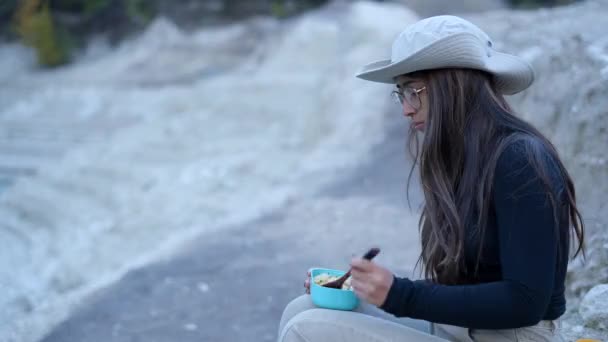 Girl Hat Glasses Sits Stony Nature Eats Lunch Box Horizontal — Wideo stockowe