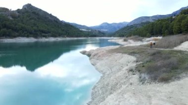 Guadalest 'teki güzel göl ve tepelerde yürüyen çift havası - Yatay video