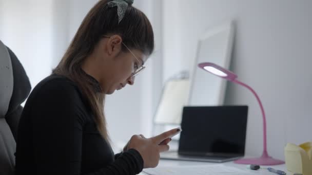 Молодая Студентка Колумбийского Универсализма Набирает Текст Телефоне Затем Кладет Трубку — стоковое видео