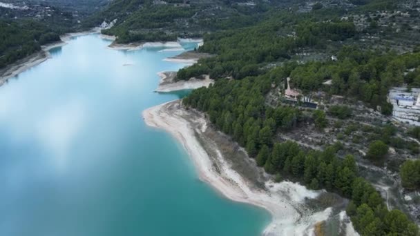 Aerial Lake Forest Mountains Buildings Shore Guadalest Horizontal Video — ストック動画