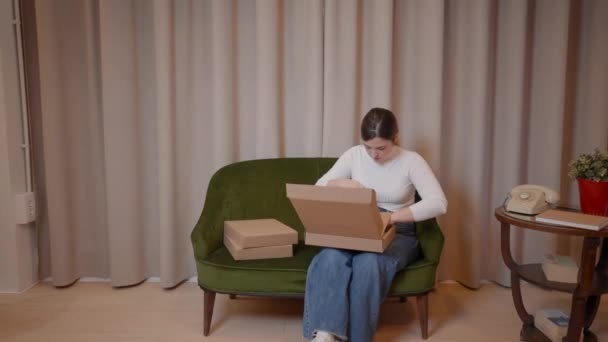 Mujer Empacando Los Pedidos Cajas Papel Para Envío Cliente Oficina — Vídeo de stock