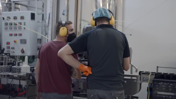 Lavoratori Che Parlano Come Lattine Birra Passano Trasportatore Una Fabbrica — Video Stock