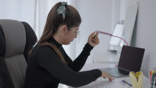 Young Student Colombian Universitary Sitting Her Study Table Highlighting Some — Stock Video