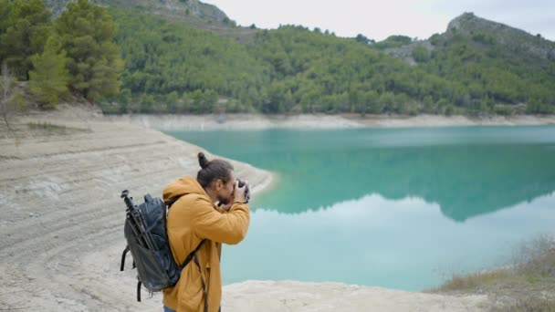 Jovem Entra Quadro Fotografias Lago Espanhol Floresta Vídeo Horizontal — Vídeo de Stock