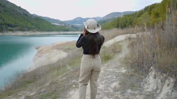 Trekking Influencer Girl Films Phone Pretty Lake Pan Water Horizontal — Stockvideo