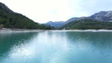 İspanya, Guadalest 'te geriye doğru uzanan mavi göl, orman ve dağlar - yatay video