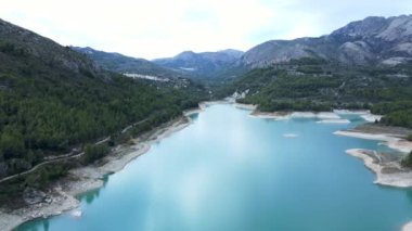 Guadalest, İspanya 'da göl ve ormanlık tepelerde geniş hava baskını - yatay video