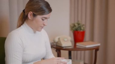 Müşteri için karton bir kutuda üretim kalitesini ve ambalaj ürünlerini kontrol eden serbest çalışan kadın girişimci - Yatay 4K video