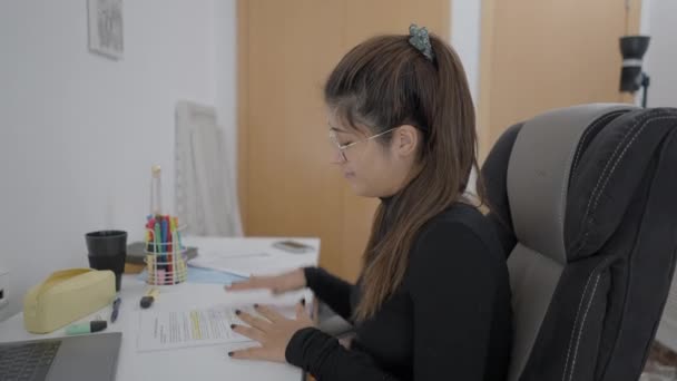 Joven Estudiante Universidad Colombiana Sentado Una Mesa Estudiando Sinceramente Chica — Vídeo de stock