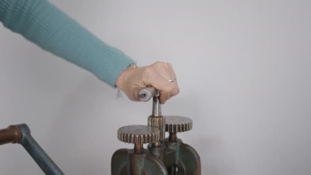 Χέρι Κοσμηματοπωλείο Στροφή Μοχλός Του Ένα Κόσμημα Rolling Mill Μηχάνημα — Αρχείο Βίντεο