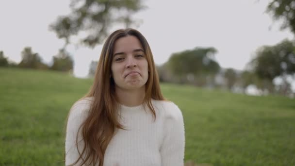 Genç Kadın Gülümser Kameraya Doğru Çırpar Statik Görüntüyü Kapat Yatay — Stok video