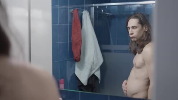 Joven Hombre Forma Mirando Vientre Espejo Del Baño Plano Medio — Vídeos de Stock