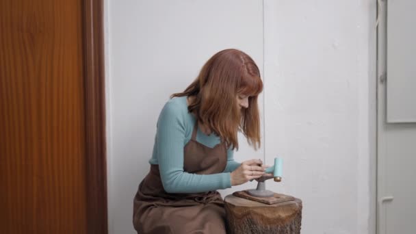 Mujer Artesana Utiliza Martillo Goma Forma Joyería Mascotas Taller Plano — Vídeo de stock