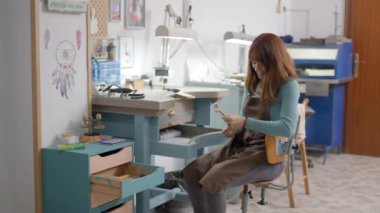 Genç Kuyumcuların Evcil Hayvanlar İçin El Yapımı Aksesuarları. Yavaş Hareket 4K Yatay Görüntü