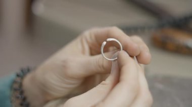 Sanatçının Kadın Eli Gümüş Mücevher Parçası Tutuyor. Seçici Odaklanma Görüntüsü 4K Yatay Görüntü