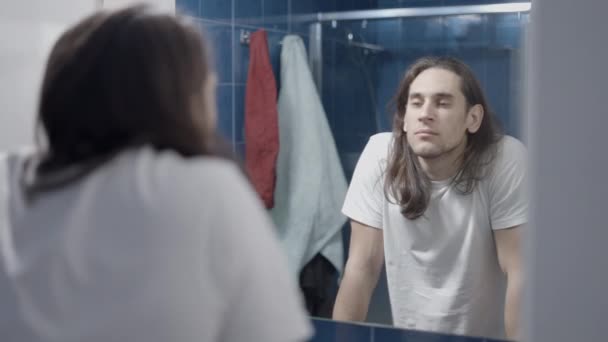 Genç Adam Aynada Kendine Bakıyor Gününün Nasıl Geçtiğini Düşünüyor Orta — Stok video