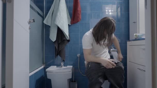 Young Caucasian Man Cleaning Himself Shit Toilet Frontal Shot Horizontal — стоковое видео