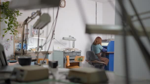 Vissza Tekintse Meg Női Ékszerész Elfoglalt Kézműves Műhely Létrehozása Kézzel — Stock videók