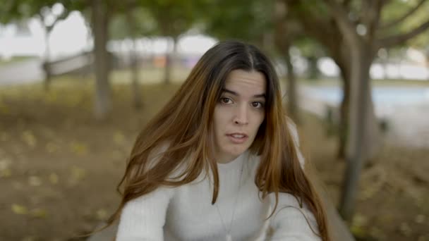 งสาวในสวนสาธารณะถ กรานและย ายไปข างหล ายภาพแนวต โอแนวนอน — วีดีโอสต็อก