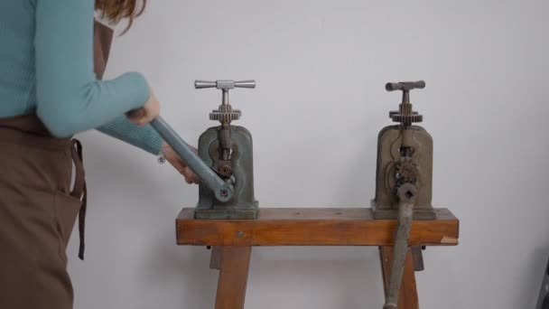 Γυναίκα Artisan Χρησιμοποιεί Rolling Mill Machine Για Την Εκτύπωση Μοτίβο — Αρχείο Βίντεο