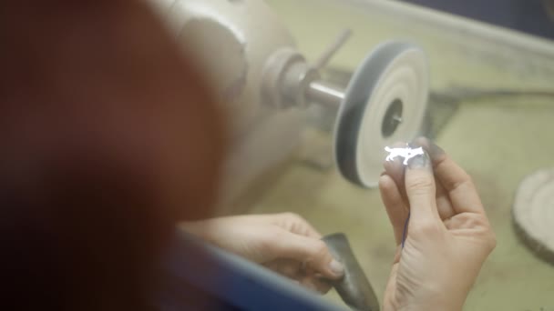 Juwelier Handen Met Een Stuk Metaal Accessoire Stofdoos Acryl Cover — Stockvideo