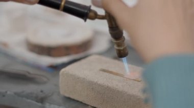 Kuyumcuya Yaklaş Alev Meşaleli Gümüş Metal Yapıyor. Seçici Odak 4K Yatay Görüntü