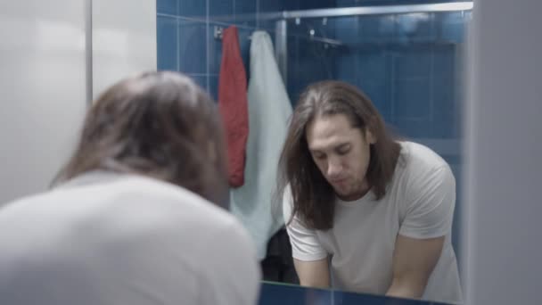 Homme Aux Cheveux Longs Regardant Ses Dents Juste Après Les — Video