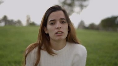 Koyu renk saçlı, yorgun suratlı, derin derin nefes alan bir kız. 4K Yatay video.