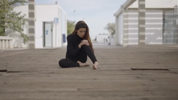 Jeune Femme Vêtue Noir Assis Extérieur Air Choqué Push Vidéo — Video