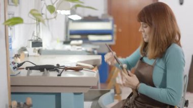 Serbest Kuyumcu Metal Şekillendirme Çekiç kullanarak Evcil Hayvanlar İçin Mücevher Yapıyor. Orta Çekim 4K Yatay Görüntü